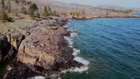 Vista-Desde-Las-Orillas-Rocosas-Del-Lago-Superior,-Minnesota