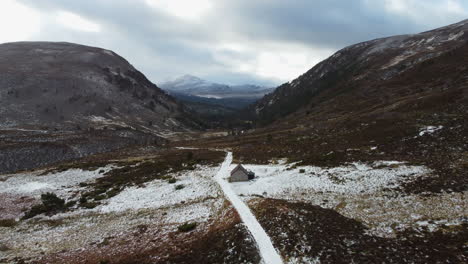 épica toma aérea en movimiento de las colinas y montañas nevadas cerca de glencoe, escocia en gran bretaña