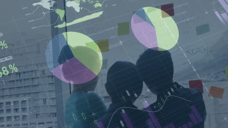 animación del procesamiento de datos financieros en un grupo diverso de empresarios que toman notas