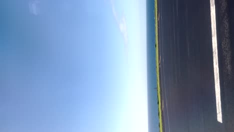 vista en círculo de la pista de aterrizaje cerca del mar