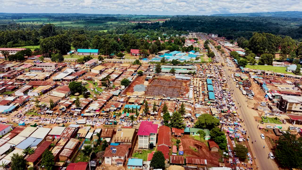 Drone terbang di atas permukiman pedesaan dan lahan pertanian di Kenya.