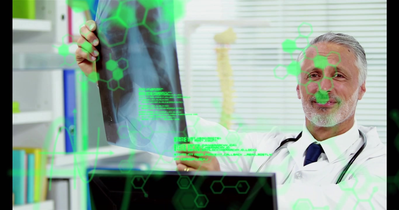 Animación de fórmulas químicas y procesamiento de datos sobre un médico caucásico con una radiografía