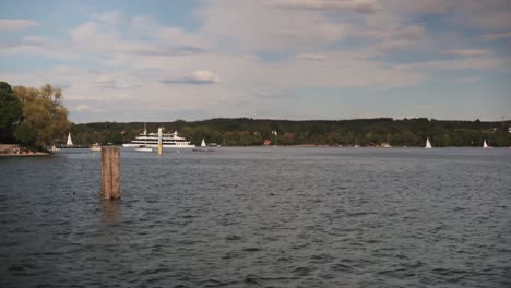 super amplia toma de un barco alemán en un lago en un día soleado