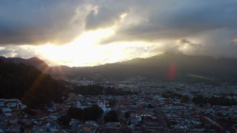 Toma-Cinemática-Aérea-Del-Atardecer-En-San-Cristóbal-De-Las-Casas,-Chiapas