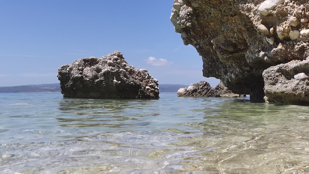 vista estática de las rocas en el mar adriático en croacia en verano