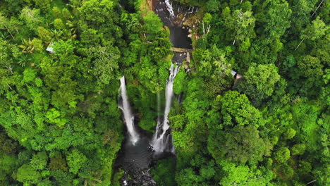 Blick-Von-Oben-Nach-Unten-Auf-Einen-Tropischen-Asiatischen-Wasserfall