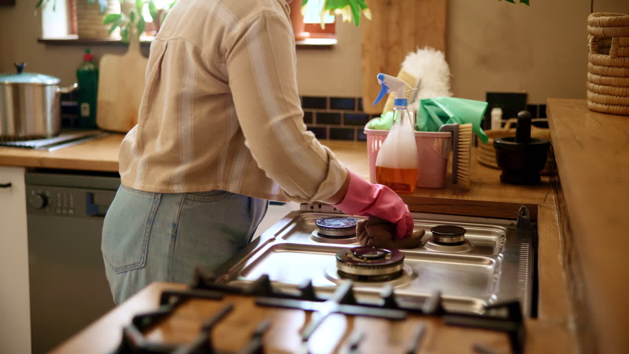 부 에서 스토브 를 청소 하는 여자
