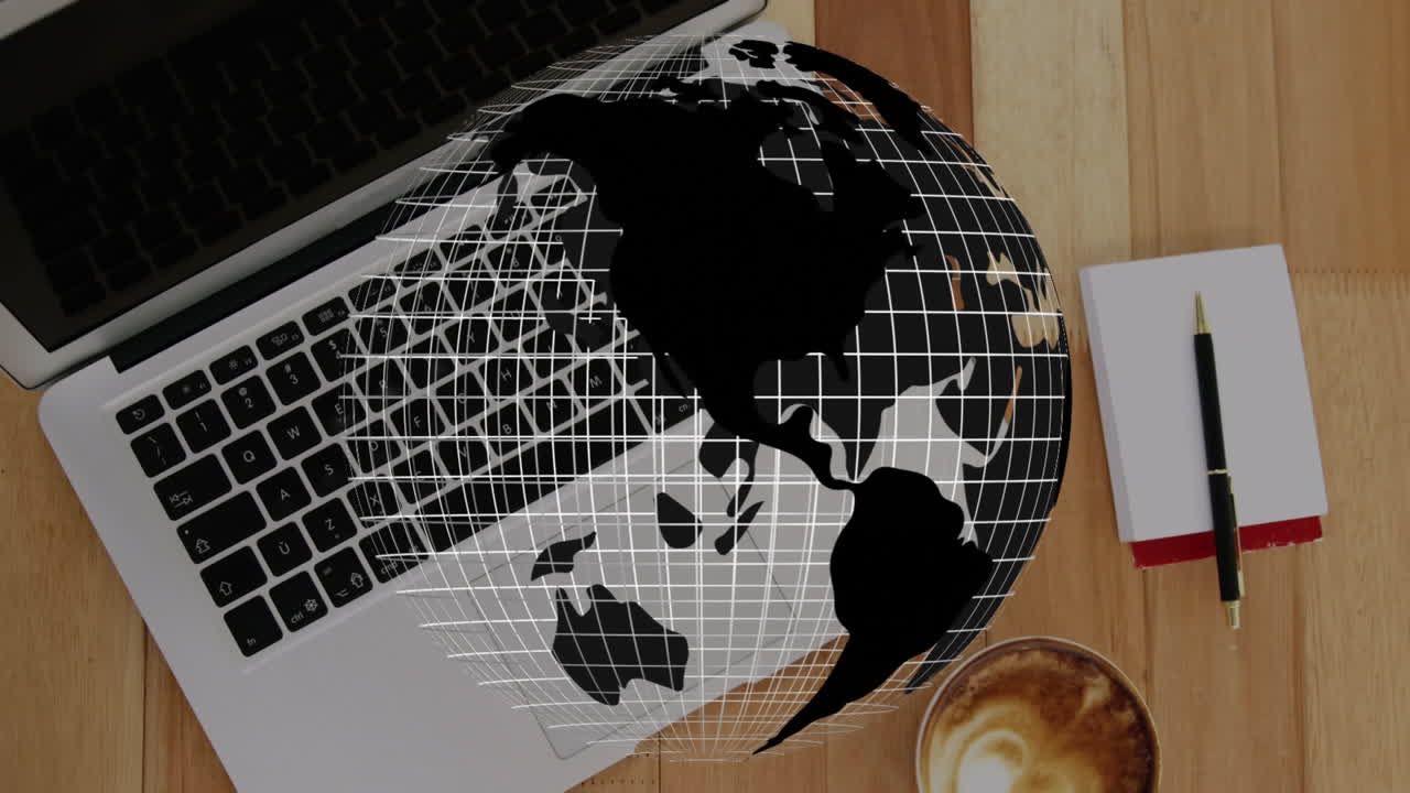 animación de un globo rotativo por encima de la vista aérea de la computadora portátil, el bloc de notas, el bolígrafo y el café en la mesa.