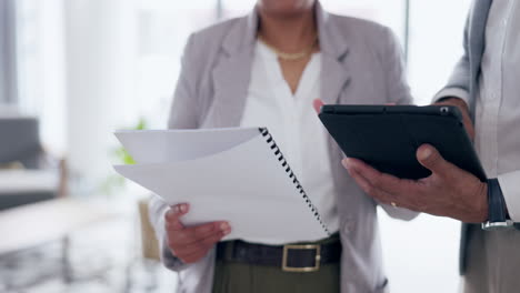 manos, documentos y tableta con un equipo de gestión