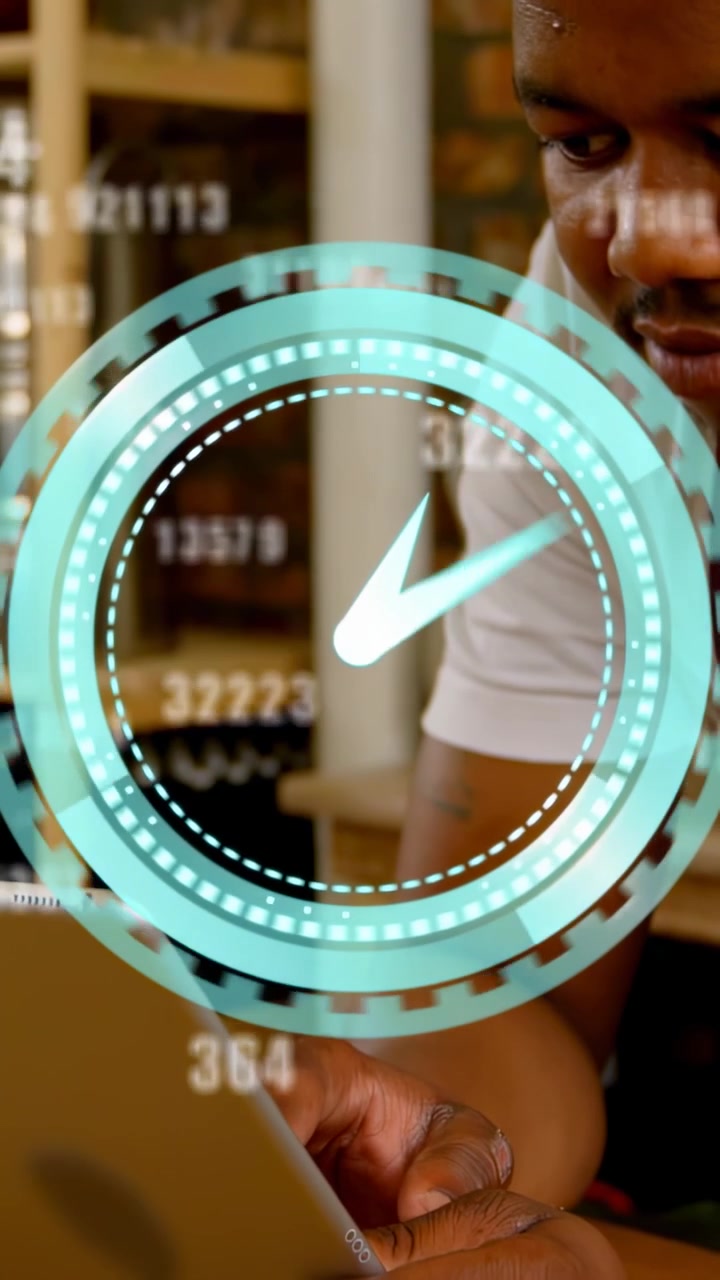 Vertikal video: HUD visas, man i vit t-shirt knackar på surfplatta vid skrivbord, kontrollerar data, utrymme för text.