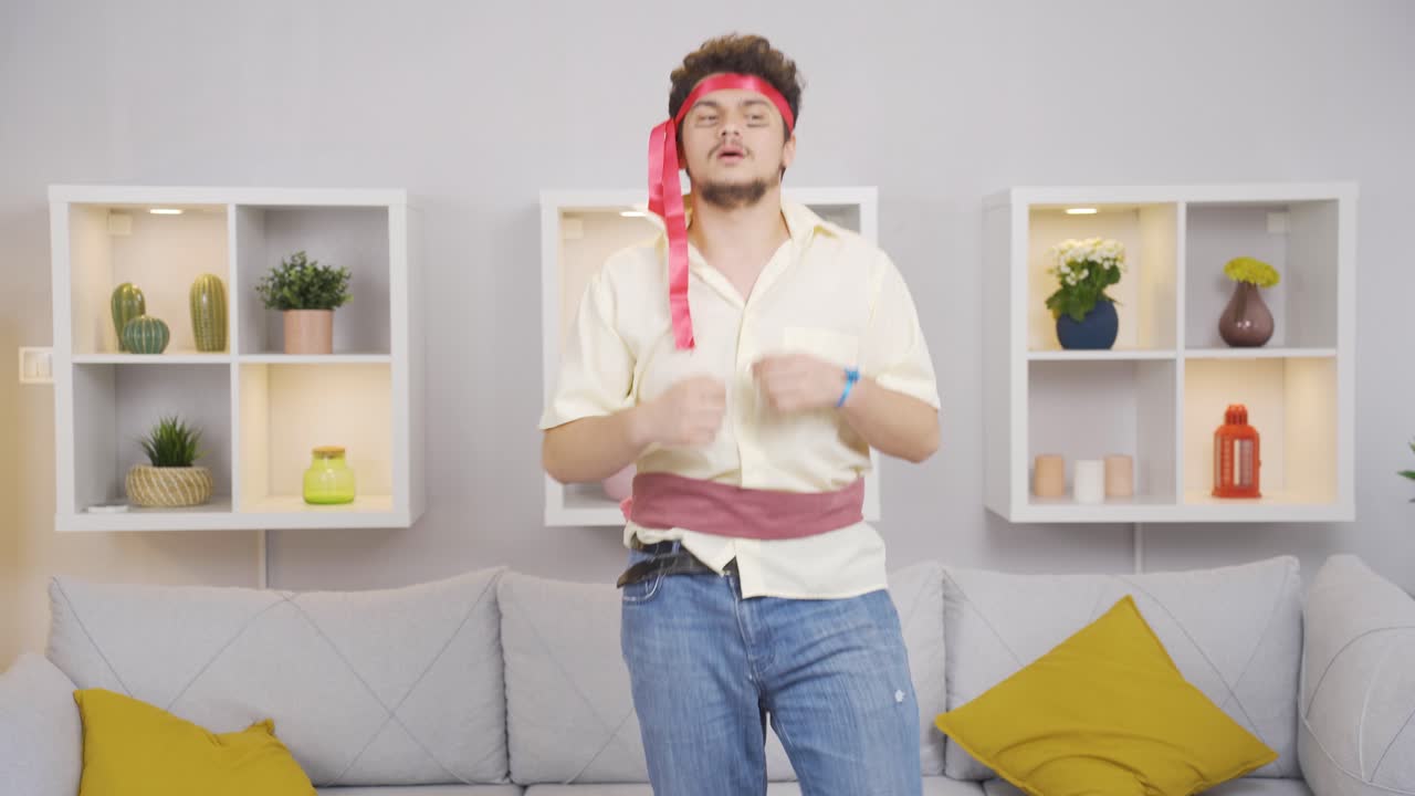 el hombre que corre en casa se está cansando. es un deporte divertido.