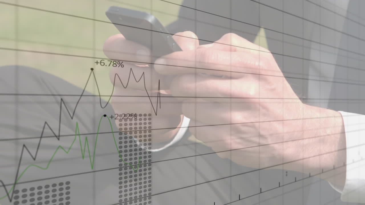 procesamiento de datos financieros a través de la red de la red contra la sección media de la persona que utiliza el teléfono inteligente