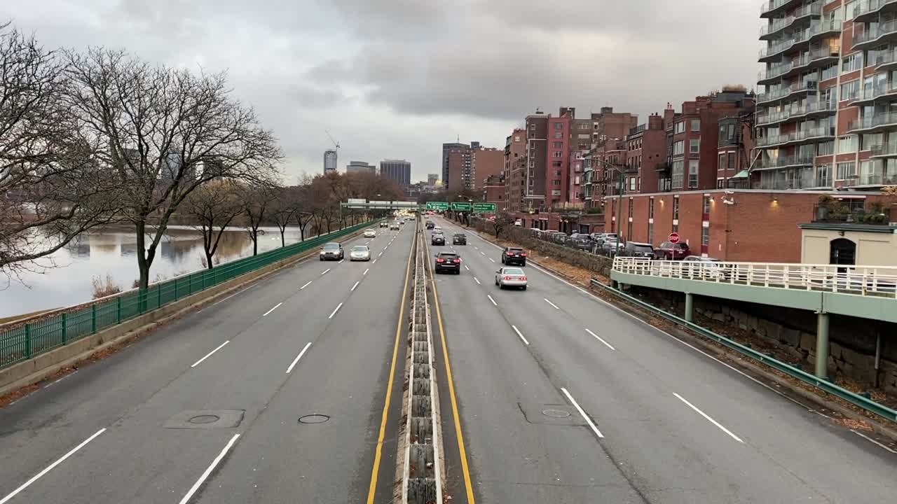 도로를 달리는 자동차의 루핑 비디오