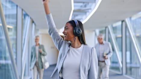 auriculares, música y mujer de negocios en la oficina