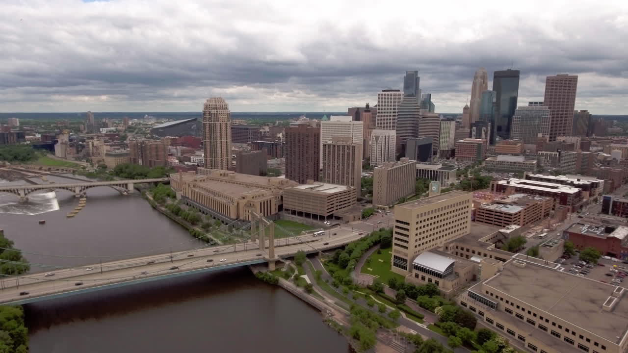 미니애폴리스 스카이라인이 있는 미시시피 강