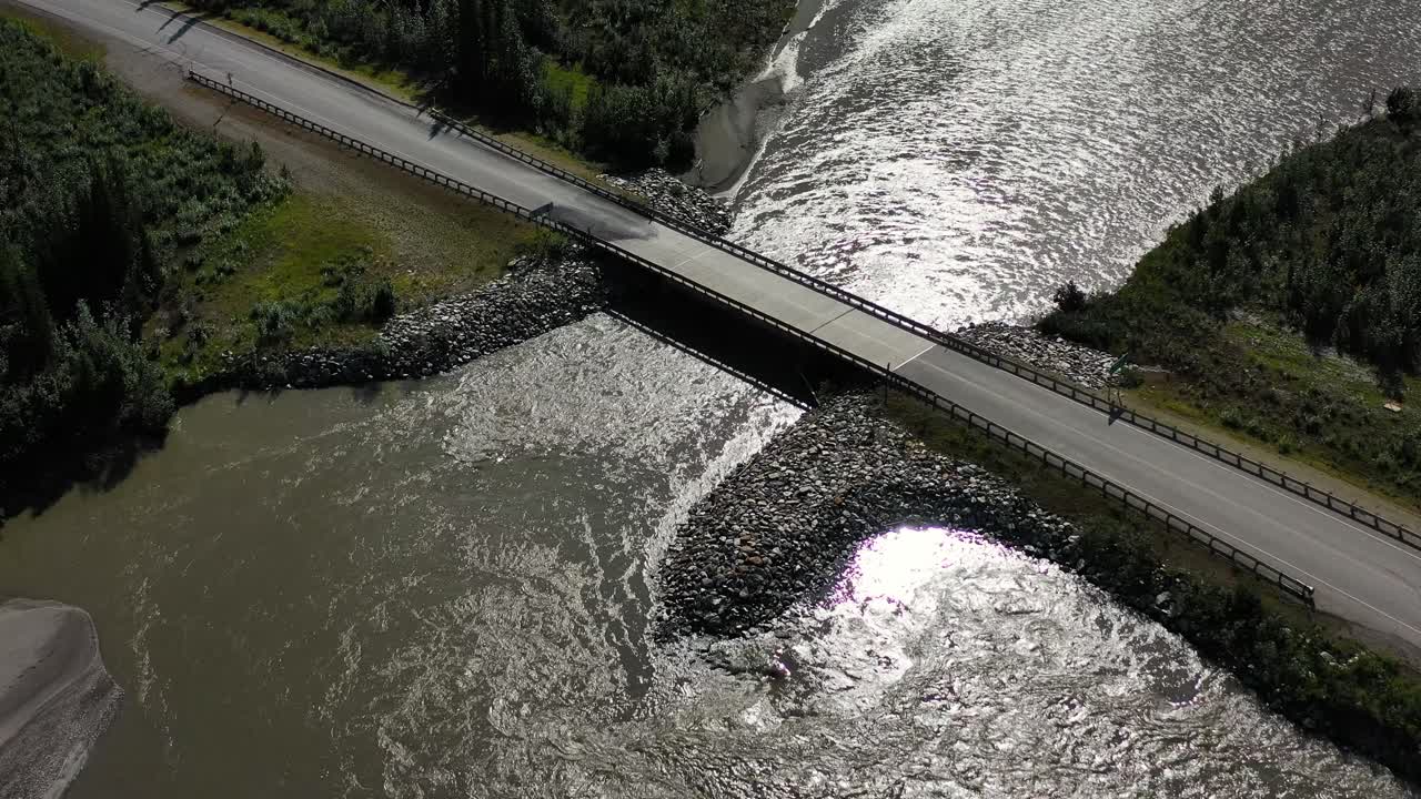 pequeño puente en la carretera del glaciar de portage sobre los rápidos del río de montaña en el valle de portage, alaska, estados unidos - aérea