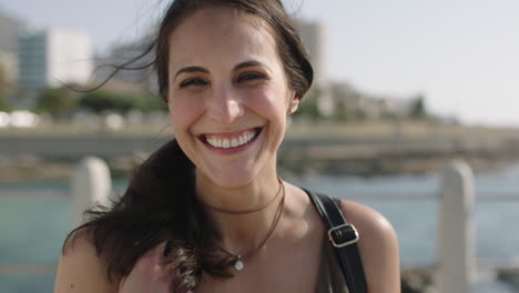 Primer-Plano-Retrato-De-Una-Hermosa-Mujer-Elegante-Riendo-Feliz-En-La-Soleada-Playa