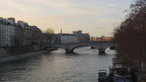 Blick-Auf-Den-Sonnenuntergang-über-Dem-Fluss-Seine-Und-Der-Brücke-In-Paris,-Frankreich