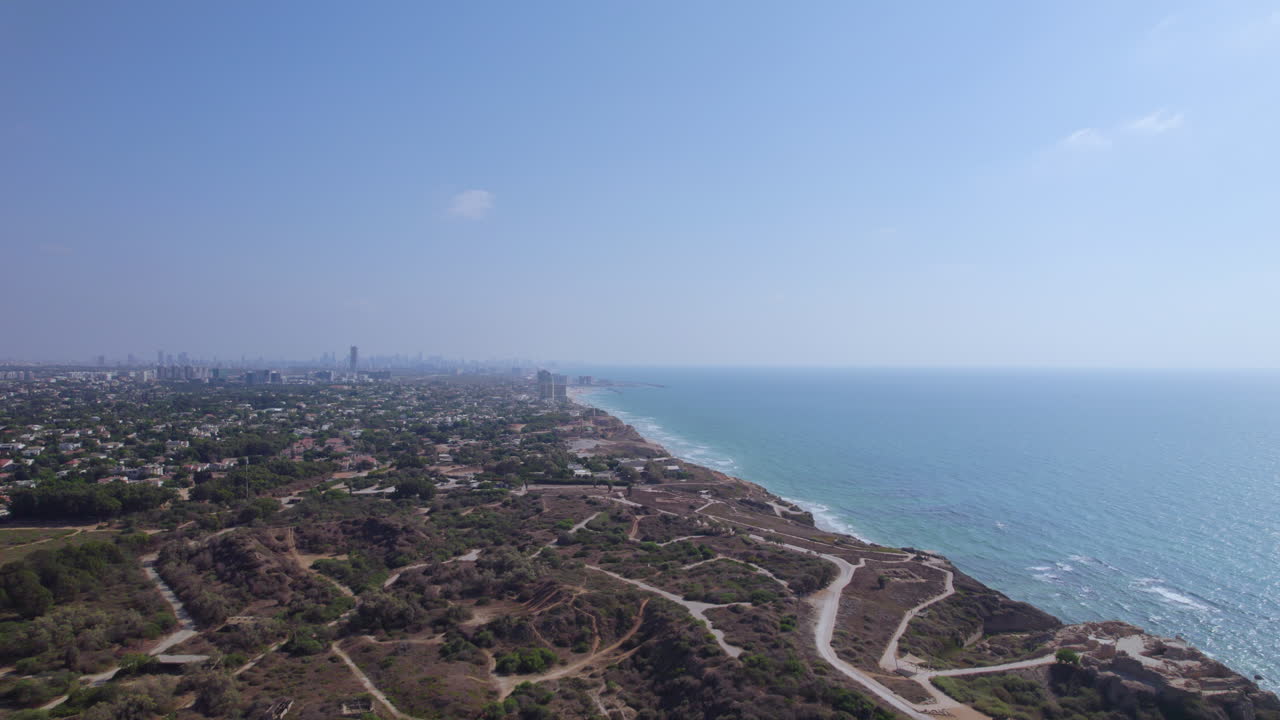 el parque nacional de apolonia incluye áreas de senderismo, impresionantes puntos de observación y antiguas ruinas desde un acantilado sobre el mar mediterráneo.