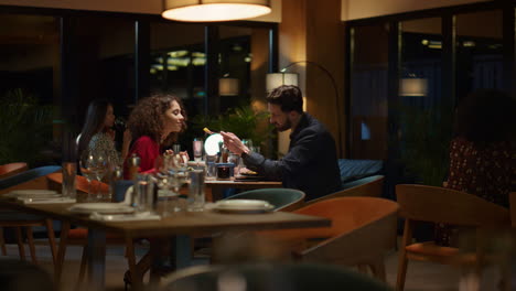 una pareja enamorada comiendo juntos en un restaurante. dos personas comparten la comida de la cita de la cena.