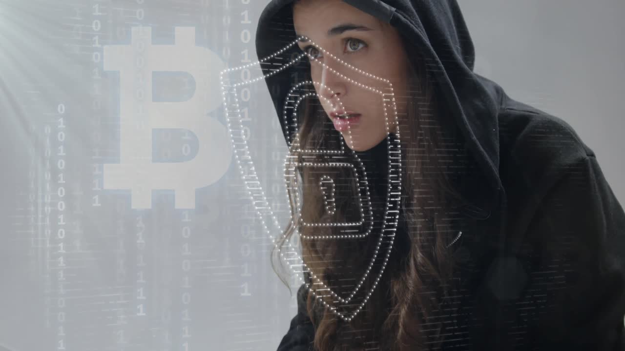 bloqueo de seguridad, símbolo de bitcoin y codificación binaria contra hacker mujer usando portátil