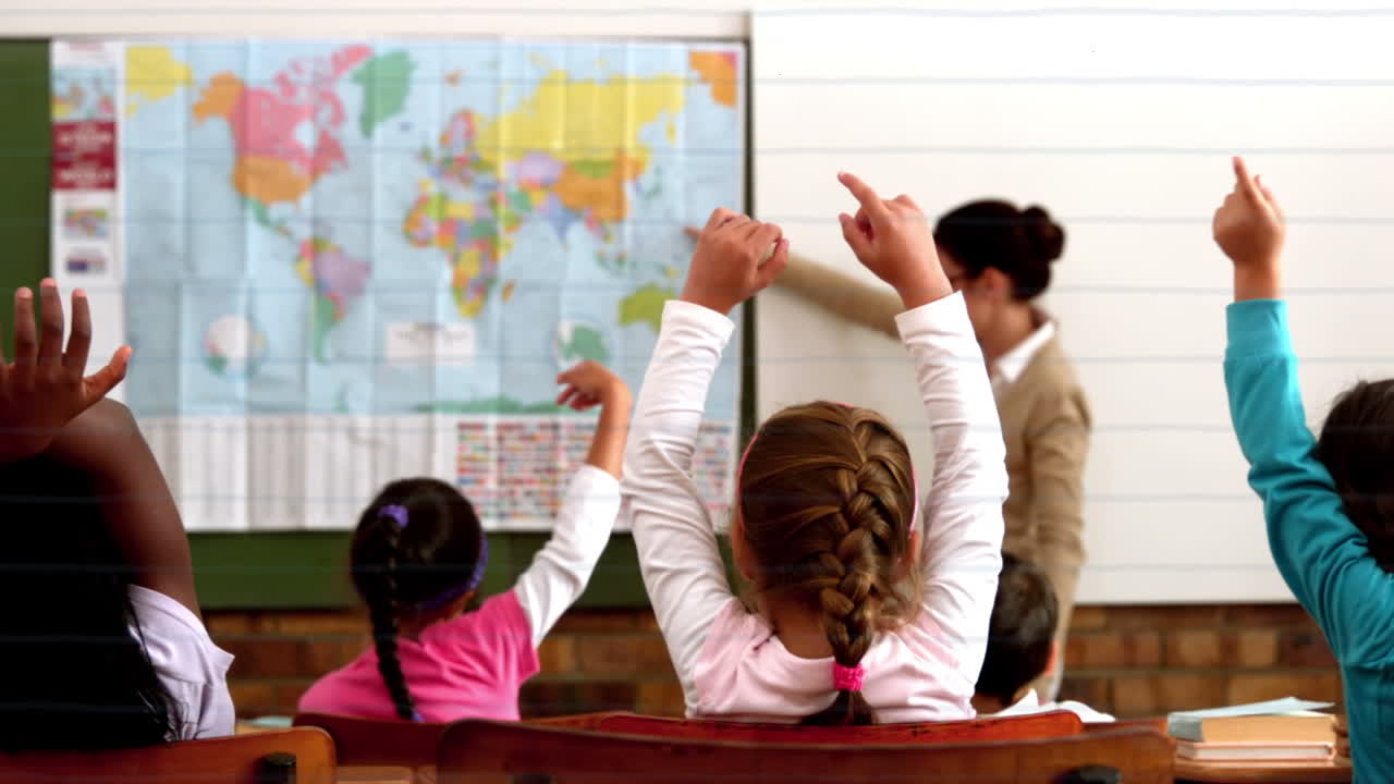 학교에서 수업에 있는 다양한 학교 아이들 위에 떨어지는 학교 용품의 애니메이션