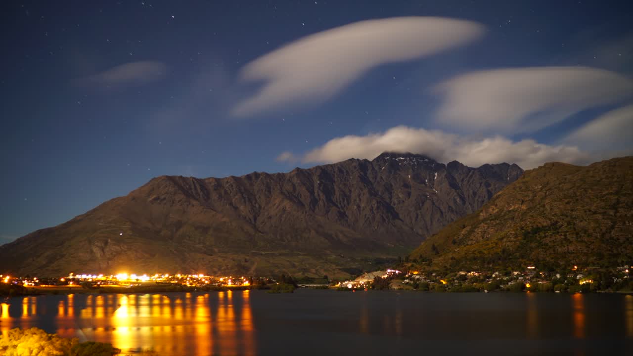 Montagne The Remarkables Queenstown Nuvole lenticolari stelle serali Time-lapse notturno Nuova Zelanda Aotearoa Lago Wakatipu Jacks Point Wye Creek Frankton paesaggio natura Regione di Otago Peacepark statico