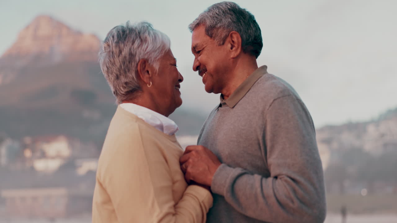 una pareja de ancianos cariñosos en la playa.