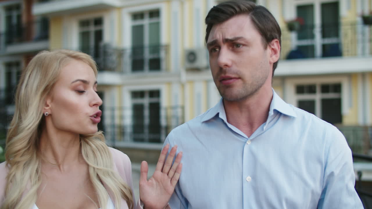 길거리에서 이야기하는 초상화 비즈니스 커플. 함께  ⁇ 는 기업가들