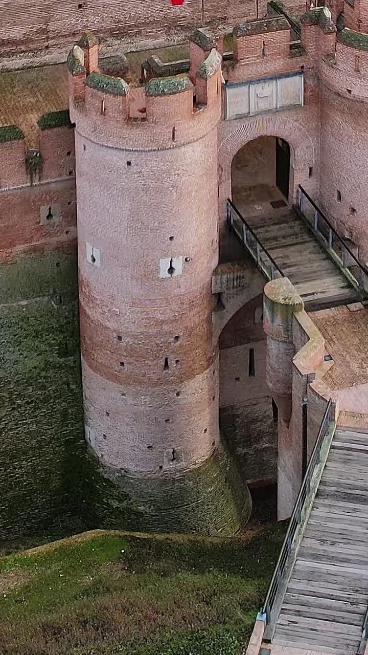 Vista aerea delle mura difensive e del fossato del castello