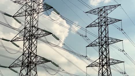 un primer plano de la red de la torre eléctrica durante el día