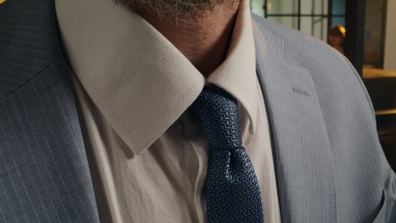 타이를 조정하는 남자