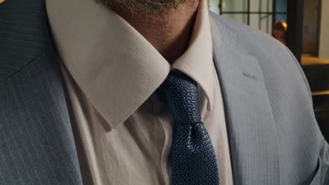 hombre ajustando su corbata