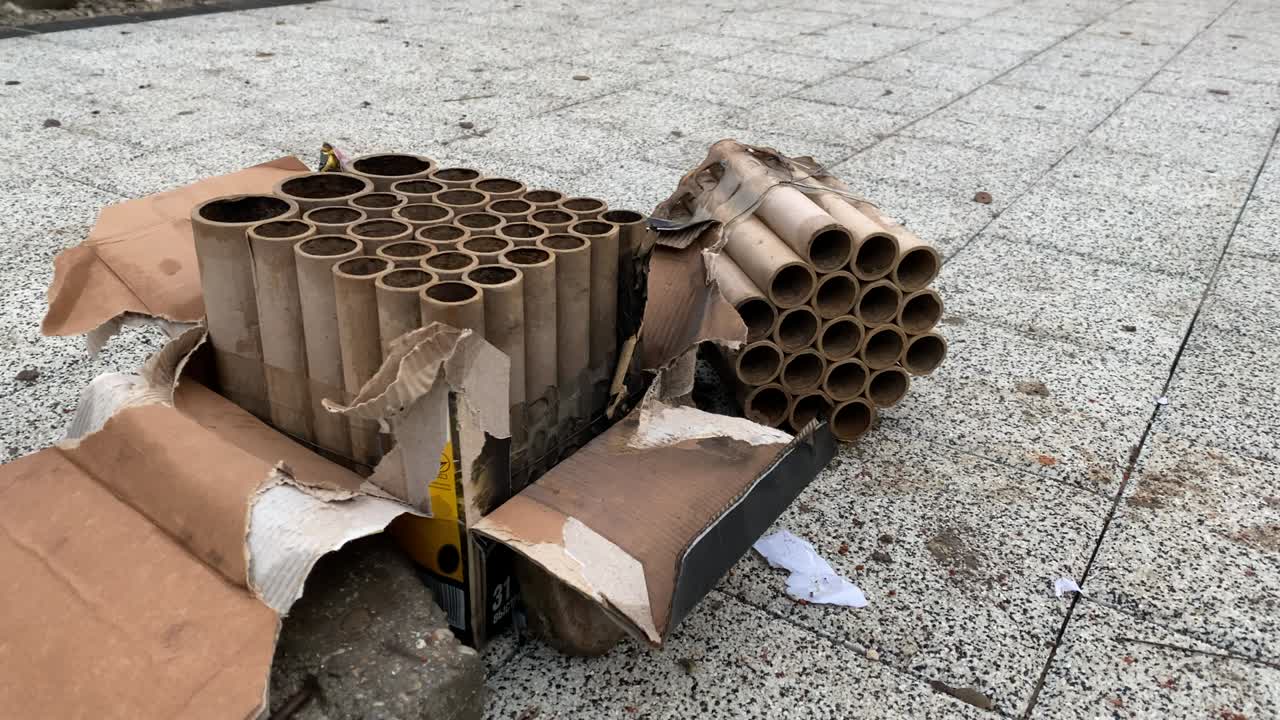 fuegos artificiales quemados, petardos en el pavimento después de una explosión en vacaciones