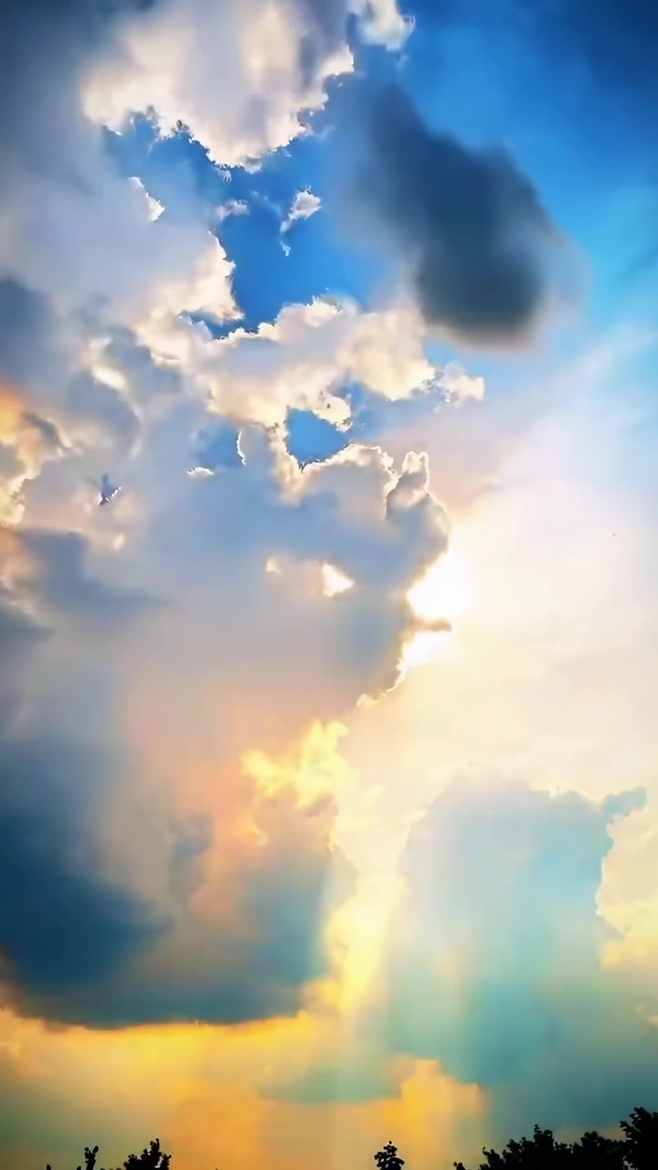 Time-lapse di un cielo suggestivo con raggi di sole che filtrano attraverso nuvole in movimento