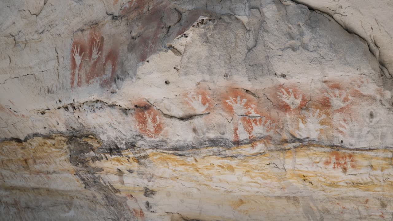 pinturas rupestres aborígenes que muestran historias de tiempos de ensueño en antiguas paredes de cuevas de los indígenas de la primera nación australiana