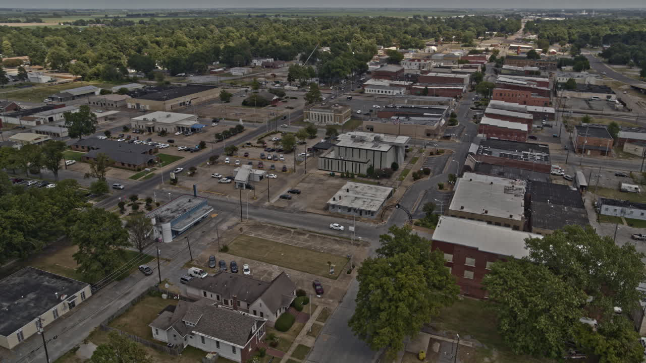 blytheville arkansas aerial v2 casas y edificios cerca de la histórica estación de autobuses greyhound en un día soleado - disparado en dji inspire 2, x7, 6k - agosto 2020