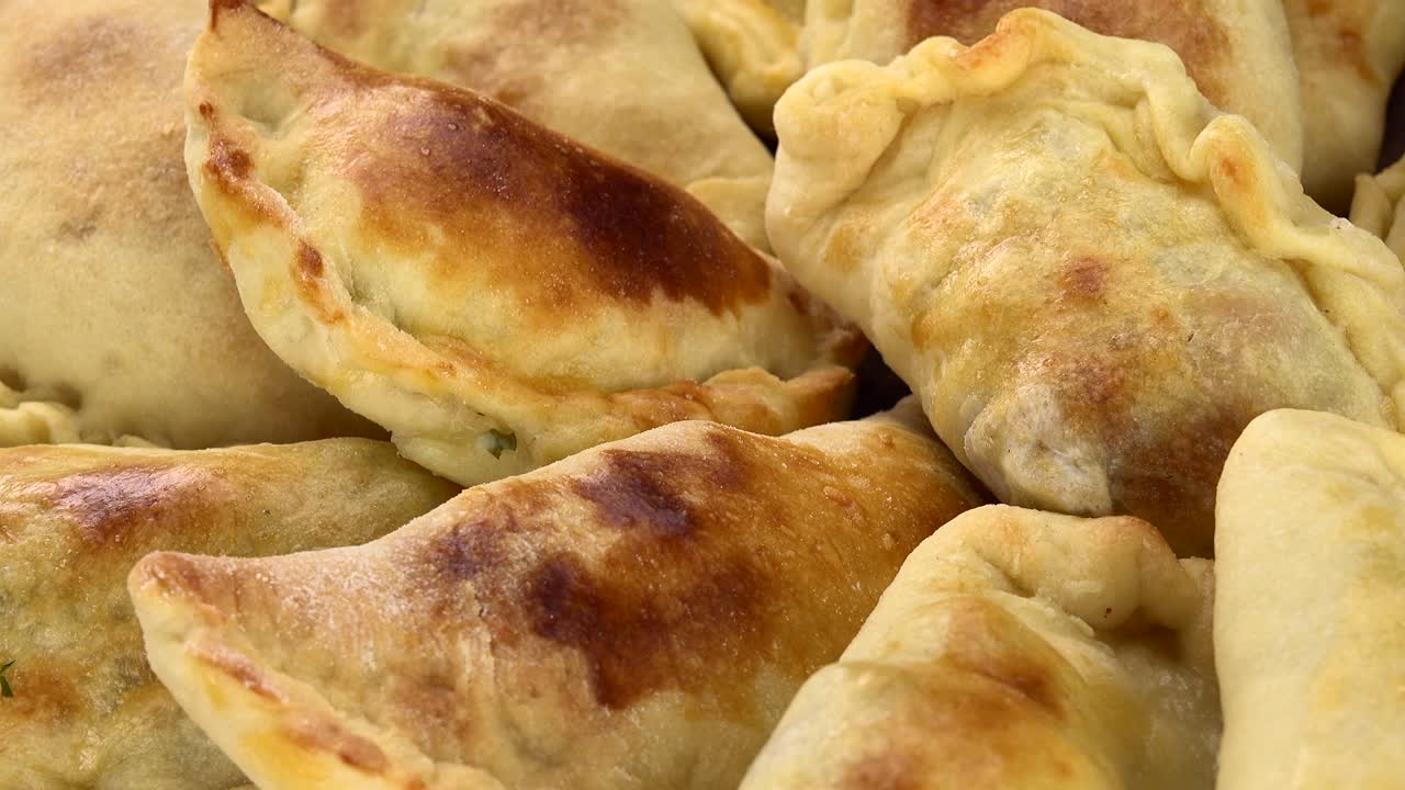 empanadas caseras en una placa giratoria (con bucle sin costuras)