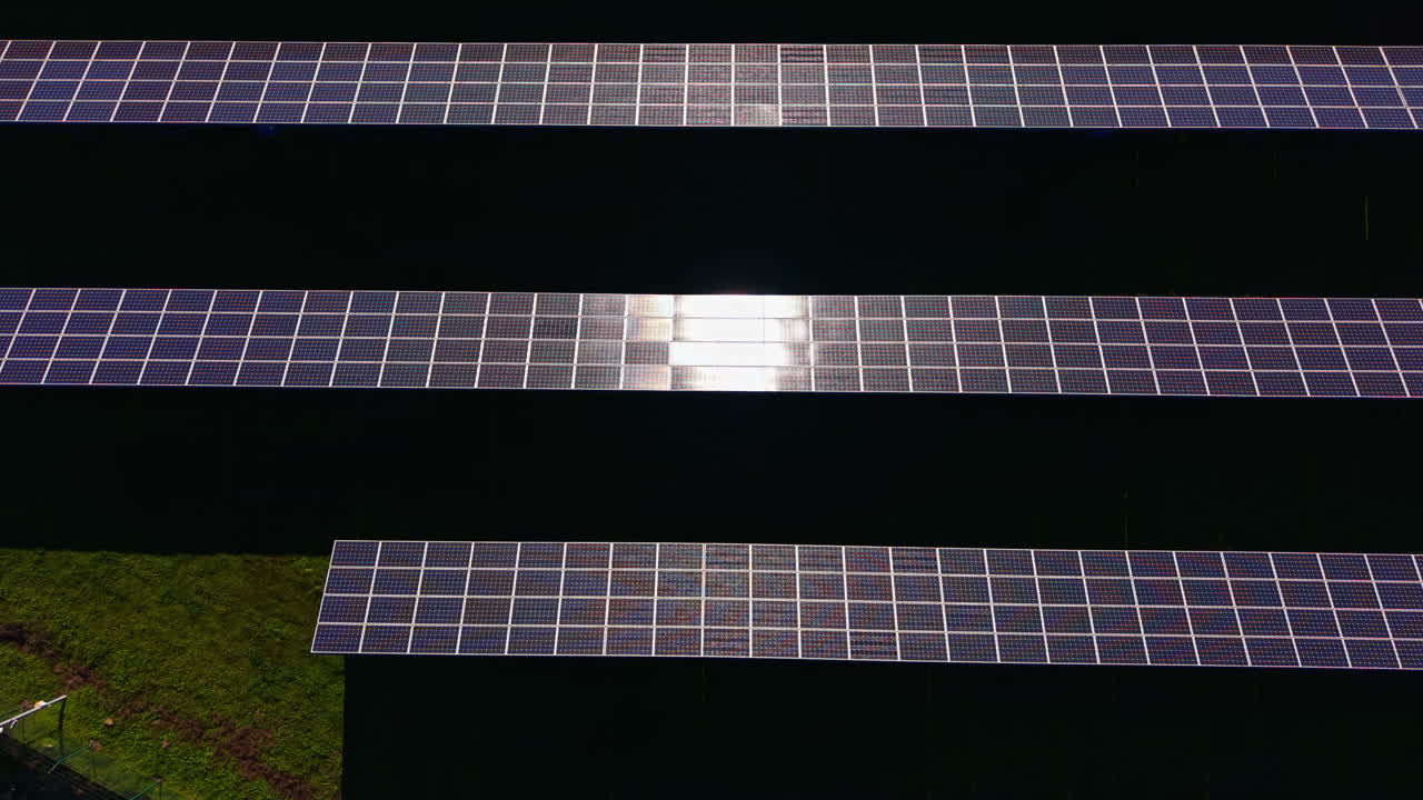 Pannelli solari disposti in file su un tetto in pieno giorno, che forniscono energia rinnovabile all'edificio.