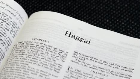 primer plano de la página de la biblia pasando al libro de hageo