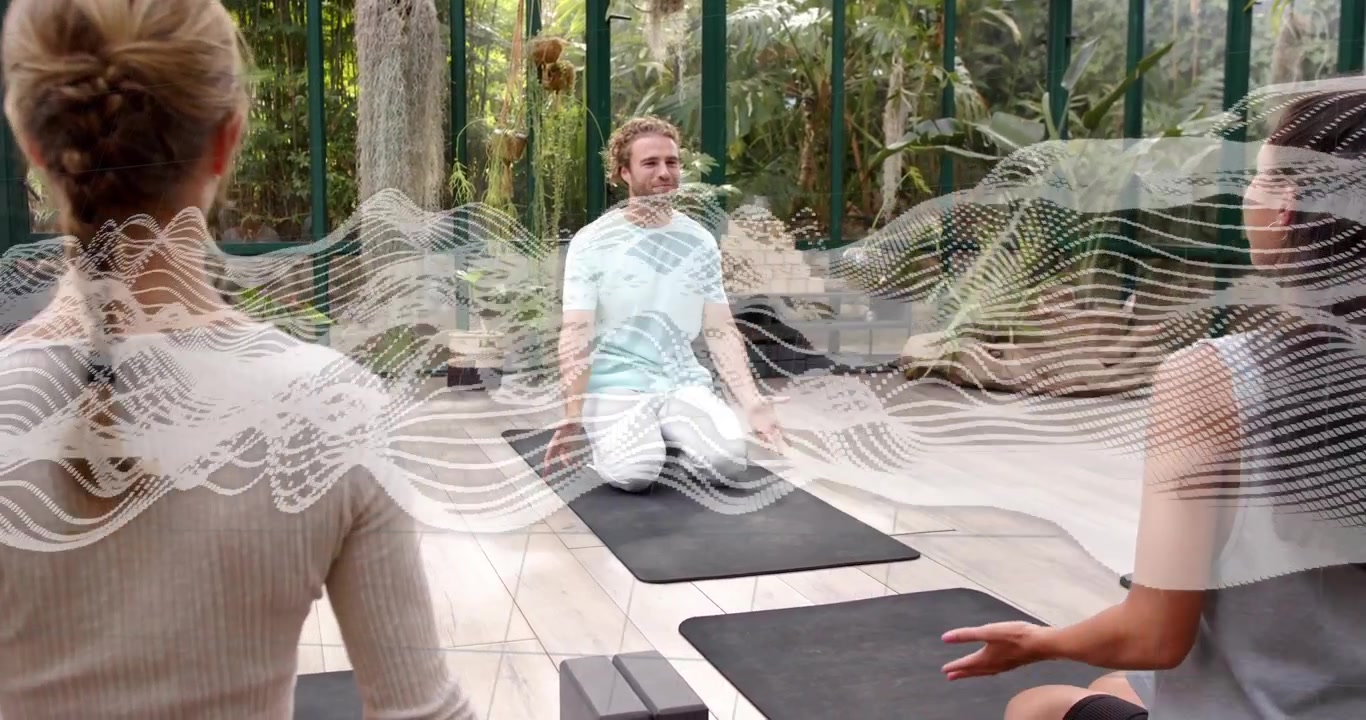Instrutor de yoga ajoelhado em um estúdio de bem-estar, guiando alunos através da respiração, com uma sobreposição de onda pulsante.