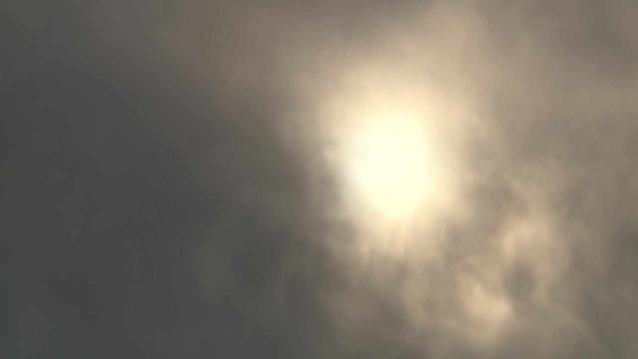 солнце, пробивающееся сквозь темные тучи