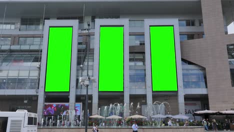 tres carteles verticales con una pantalla verde para la publicidad en el centro comercial moderno