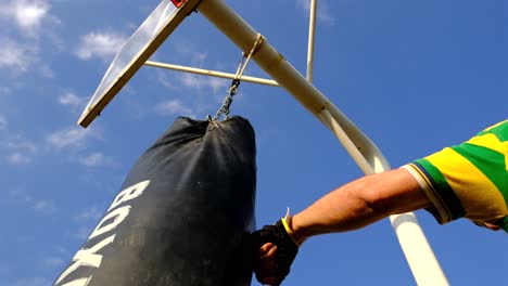 Entrenamiento-De-Boxeador-Con-Saco-De-Boxeo.