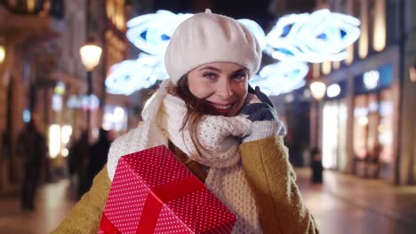 Porträt-Einer-Jungen-Frau-Mit-Einem-Großen-Geschenk