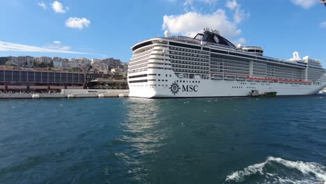 el crucero msc en el puerto de estambul