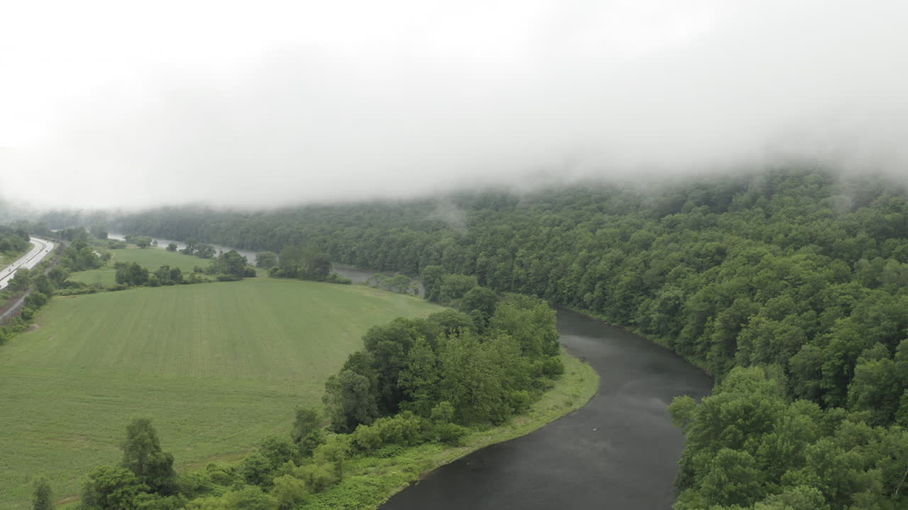 안개 낀 아침에 델라웨어 강 상류에서 드론 공중 영상 위를 날다