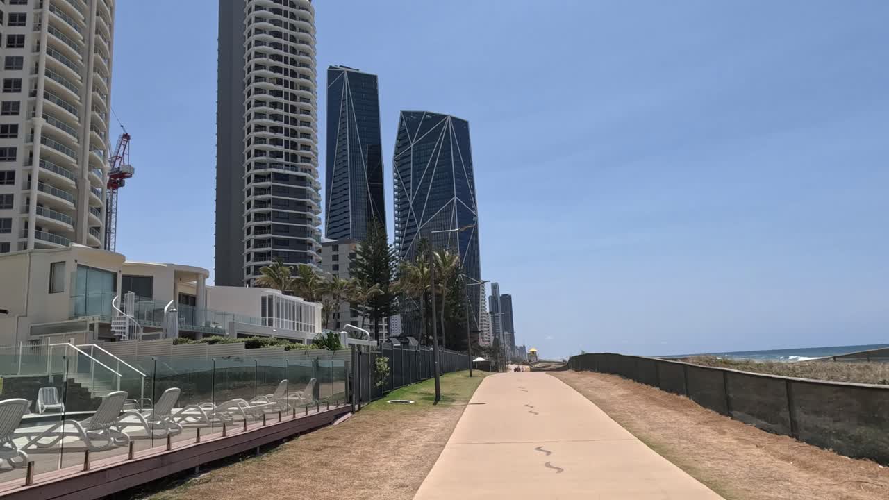un paseo panorámico a lo largo de un moderno camino de la ciudad costera