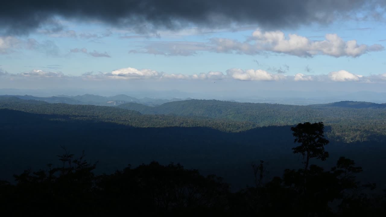 이 멋진 풍경과 매우 어두운 비 구름과 멀리 있는 부드러운  ⁇  구름을 보여주는 타임  ⁇ 스, 태국 카오 야이 국립 공원 풍경