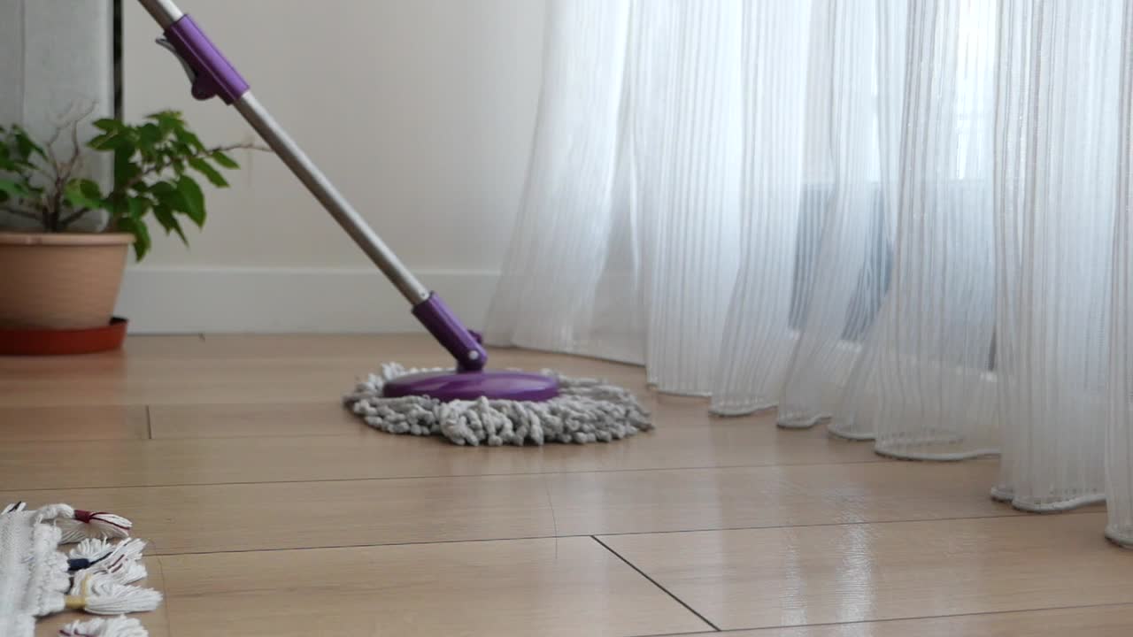 limpiando el suelo con un trapeador